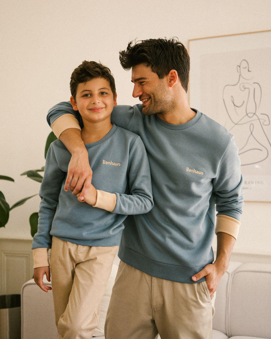 homme et enfant avec le même pull bleu canard